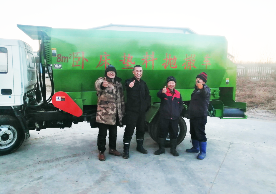 黑龍江省大慶市杜爾伯特四家子林場(chǎng)8立方臥床墊料拋撒車(chē)(pic1)